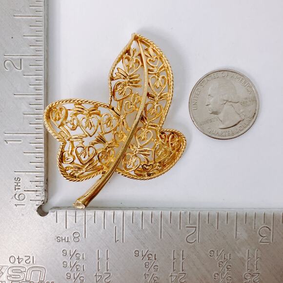 Vintage Gold Tone Filigree Leaf Butterfly Brooch Mid Century Delicate Jewelry - Picture 10 of 10